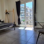 Στίγμα: Εσωτερικό δωμάτιο Kavala Stay με μπαλκόνι και όμορφη θέα, άνετο και ευρύχωρο, ιδανικό για επισκέπτες που επιδιώκουν άνεση και ευκολία στην Καβάλα. Άνετο σαλόνι στο Castle View Studio στην Καβάλα με σύγχρονη διακόσμηση μπαλκόνι και θέα στην πολη ιδανικό για διακοπές στη Καβάλα.