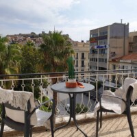 Castle View Superior Καβάλα – μπαλκόνι με τραπέζι πρωινού και θέα στο κάστρο