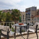 Castle View Superior 14 Castle View Superior Καβάλα – μπαλκόνι με τραπέζι πρωινού και θέα στο κάστρο