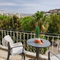 Castle View Superior Καβάλα – μπαλκόνι με καθιστικό και θέα στην παλιά πόλη