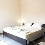 Castle View Superior 19 Castle View Superior Καβάλα – υπνοδωμάτιο με μπαλκόνι και θέα στο κάστρο