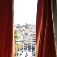 Castle View Superior Καβάλα – υπνοδωμάτιο με μπαλκόνι και θέα στο κάστρο και την πόλη