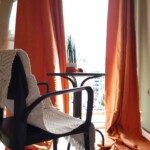 Castle View Superior 9 Castle View Superior Καβάλα – ανοιχτός χώρος σαλονιού με φυσικό φως και θέα στο κάστρο