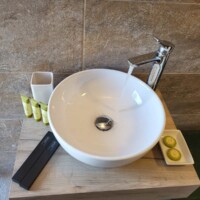 Kaliva Luxury Villa 22 Kaliva Luxury Villa – Νιπτήρας μπολ σε ξύλινο έπιπλο μπάνιου