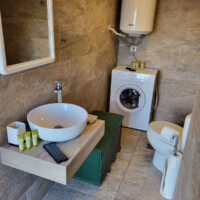 Kaliva Luxury Villa 21 Kaliva Luxury Villa – Μπάνιο με πλυντήριο ρούχων για άνεση στις διακοπές