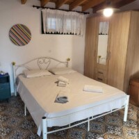 Kaliva Luxury Villa 20 Kaliva Luxury Villa – Υπνοδωμάτιο με μεγάλη ντουλάπα και καθρέφτη