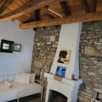 Kaliva Luxury Villa 19 Kaliva Luxury Villa – Ξύλινα δοκάρια οροφής σε παραδοσιακό υπνοδωμάτιο