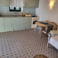 Kaliva Luxury Villa 18 Kaliva Luxury Villa – Μικρή τραπεζαρία πάνω σε πλακάκια με μοτίβο