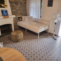 Kaliva Luxury Villa 16 Kaliva Luxury Villa – Ξύλινα δοκάρια οροφής σε παραδοσιακό υπνοδωμάτιο