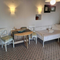 Kaliva Luxury Villa 15 Kaliva Luxury Villa – Ανοιχτό καθιστικό με κουζίνα και τραπέζι φαγητού