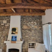 Kaliva Luxury Villa 14 Kaliva Luxury Villa – Καθιστικό με καναπέ δίπλα στο τζάκι