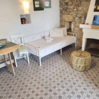 Kaliva Luxury Villa 12 Kaliva Luxury Villa – Παραδοσιακό καθιστικό με τζάκι και πλακάκια μοτίβο