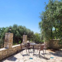 Kaliva Luxury Villa 2 Kaliva Luxury Villa – Σκιερή βεράντα κάτω από ελιές με καθιστικό και τραπέζι φαγητού