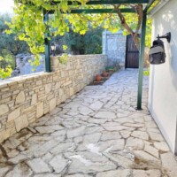 Kaliva Luxury Villa 5 Kaliva Luxury Villa – Σκιερή βεράντα κάτω από ελιές με καθιστικό