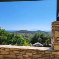 Kaliva Luxury Villa 4 Πέτρινη βεράντα με απεριόριστη θέα θάλασσα και πράσινο