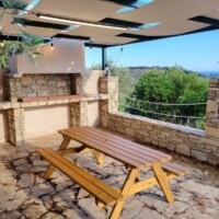 Kaliva Luxury Villa 3 Kaliva Luxury Villa – Χώρος BBQ με πέργκολα και ξύλινο τραπεζόπαγκο στην αυλή