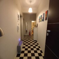 Harmony Apartment 1 Διάδρομος με ασπρόμαυρο καρό δάπεδο στο Harmony Apartment, Καλαμίτσα Καβάλας.
