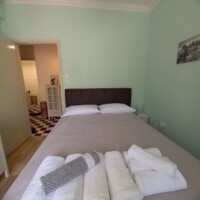 Harmony Apartment 4 Τακτοποιημένες πετσέτες σε διπλό κρεβάτι στο Harmony Apartment, 50 μέτρα από τη θάλασσα.
