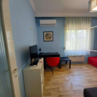 Harmony Apartment 6 Σαλόνι με γραφείο και τηλεόραση στο Harmony Apartment στην Καλαμίτσα Καβάλας.