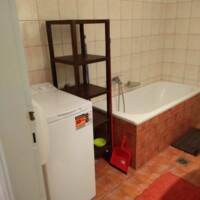 Harmony Apartment 8 Μπάνιο με μπανιέρα και πλυντήριο ρούχων στο Harmony Apartment, Καλαμίτσα.
