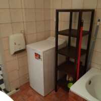 Harmony Apartment 9 Πλυντήριο και ραφιέρα στο μπάνιο του Harmony Apartment στην Καλαμίτσα Καβάλας.
