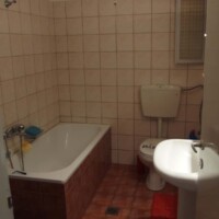 Harmony Apartment 13 Καθαρό μπάνιο με μπανιέρα στο Harmony Apartment, Καλαμίτσα Καβάλας, κοντά στη θάλασσα.