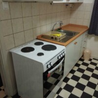 Harmony Apartment 11 Πλήρως εξοπλισμένη κουζίνα με ηλεκτρική κουζίνα και νεροχύτη στο Harmony Apartment.