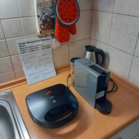 Harmony Apartment 14 Γωνιά καφέ με μηχανή Nespresso, βραστήρα και τοστιέρα στην κουζίνα του Harmony Apartment.