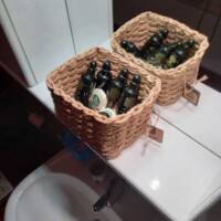 Harmony Apartment 16 Καλάθι με προϊόντα περιποίησης στο μπάνιο του Harmony Apartment στην Καλαμίτσα.