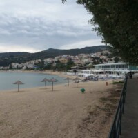 OLYMPUS DIGITAL CAMERA Κεντρική παραλία Καλαμίτσας με ομπρέλες και παραλιακό πεζόδρομο, κοντά στο Harmony Apartment.