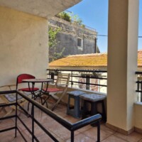 Old Town Apartment 8 Μπαλκόνι με καθιστικό και τραπεζάκι σε διαμέρισμα στην Καβάλα, ιδανικό για χαλάρωση