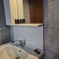 Old Town Apartment 10 Μπάνιο με νιπτήρα, καθρέφτη και παροχές φιλοξενίας σε διαμέρισμα στην Καβάλα