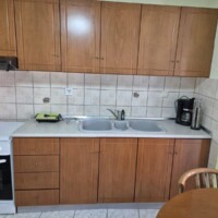 Old Town Apartment 3 Πλήρως εξοπλισμένη κουζίνα με ντουλάπια και ηλεκτρικές συσκευές σε διαμέρισμα στην Καβάλα