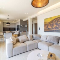 Καθιστικό με τηλεόραση και άνετο καναπέ στο Aiolou 13 Seaview Apartment Kavala