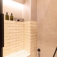 Ντουζιέρα με μοντέρνα πλακάκια στο Aiolou 13 Seaview Apartment Kavala