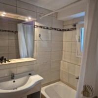 Μπάνιο με ντουζιέρα και καθρέφτη στο Blue Apartment Kavala