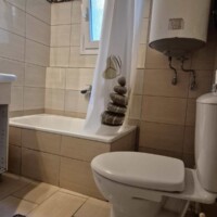 Μπάνιο με τουαλέτα και ντουζιέρα στο Blue Apartment Kavala
