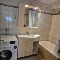 Μπάνιο με νιπτήρα και πλυντήριο ρούχων στο Blue Apartment Kavala