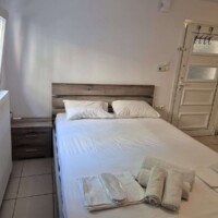 Κρεβάτι με καθαρές πετσέτες στο Blue Apartment Kavala