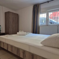 Διπλό κρεβάτι δίπλα σε παράθυρο στο Blue Apartment Kavala