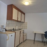 Μικρή κουζίνα με τραπέζι στο Blue Apartment Kavala