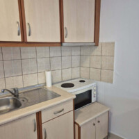 Κουζίνα με ντουλάπια και εστίες στο Blue Apartment Kavala