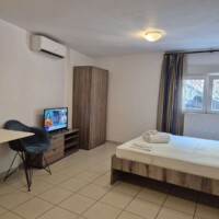 Δωμάτιο με τηλεόραση, γραφείο και διπλό κρεβάτι στο Blue Apartment Kavala
