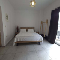 bedroom-evening-light.jpg Υπνοδωμάτιο με διπλό κρεβάτι και ζεστό φωτισμό στο Castle View Studio Kavala