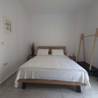 double-bed-interior.jpg Άνετο διπλό κρεβάτι με μοντέρνα διακόσμηση στο Castle View Studio Kavala