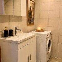 Μπάνιο με νιπτήρα και πλυντήριο στο Luxury Apartment Kavala