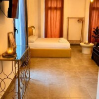 Εσωτερική άποψη του Luxury Apartment Kavala με καθρέφτη, τηλεόραση και χώρο ύπνου