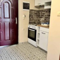 Κουζίνα δίπλα στην είσοδο του Luxury Apartment Kavala