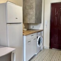 Κουζίνα δίπλα στην είσοδο με πλυντήριο του Luxury Apartment Kavala