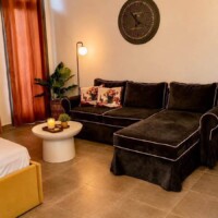 Καθιστικό με άνετο καναπέ και διακόσμηση στο Luxury Apartment Kavala